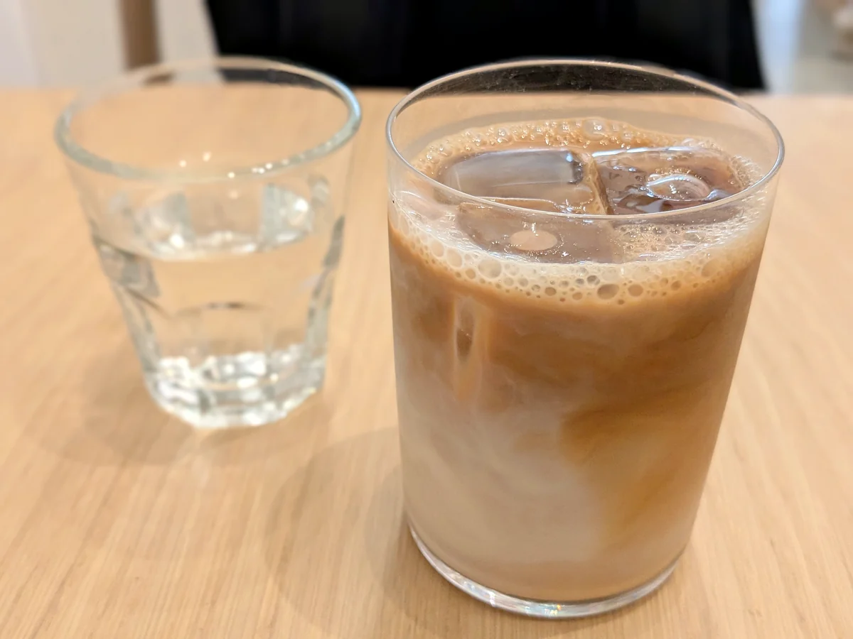 ブルーボトルコーヒーのアイスカフェラテ(ミルクをオーツミルクに変更)と水のグラス