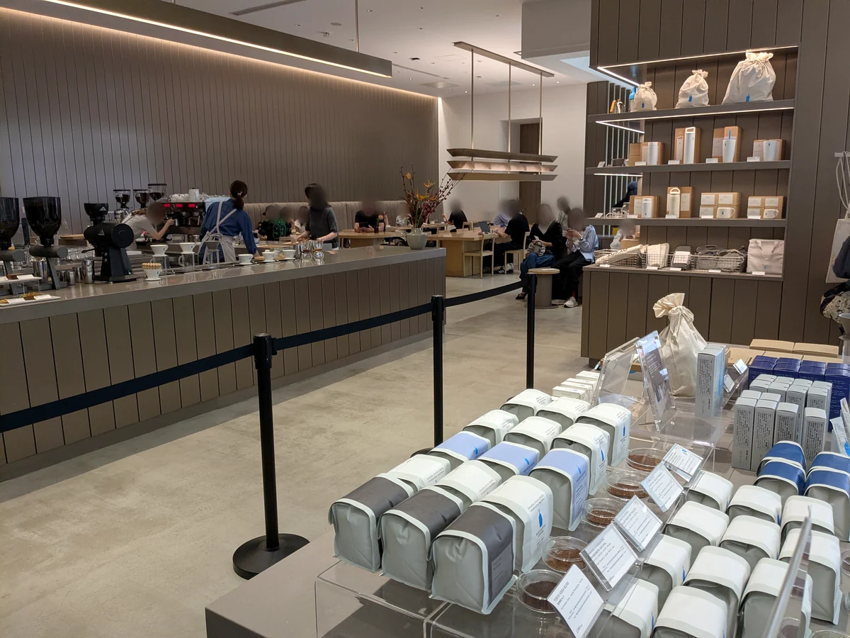 ブルーボトルコーヒー 名古屋ゲートタワーモールカフェの店内。手前にコーヒー豆の販売コーナー、奥にソファ席とテーブル席