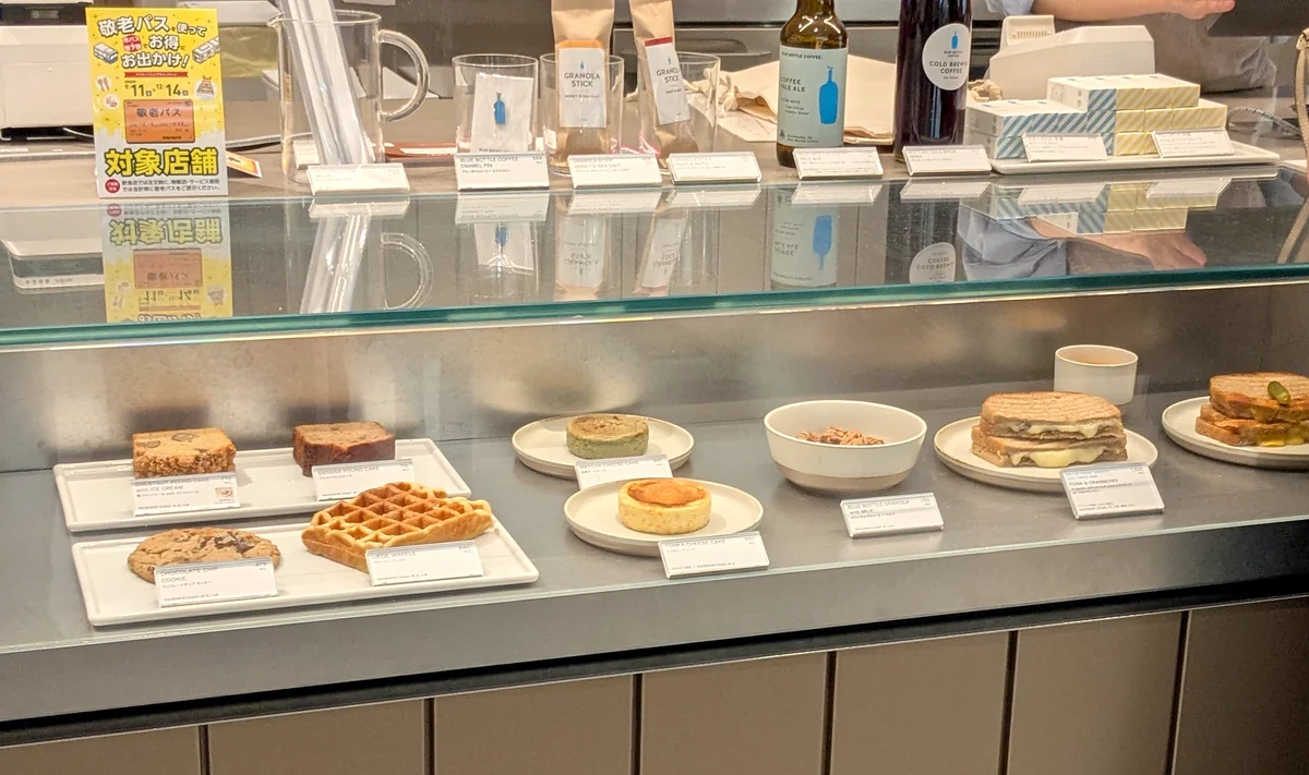 レジ横のショーケースに並ぶワッフル、クッキー、パウンドケーキ、グリルドチーズサンドイッチ