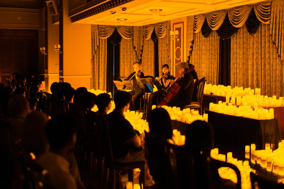 北九州市でのCandlelightコンサート。キャンドルの灯りの中、間近で弦楽四重奏を聴く観客