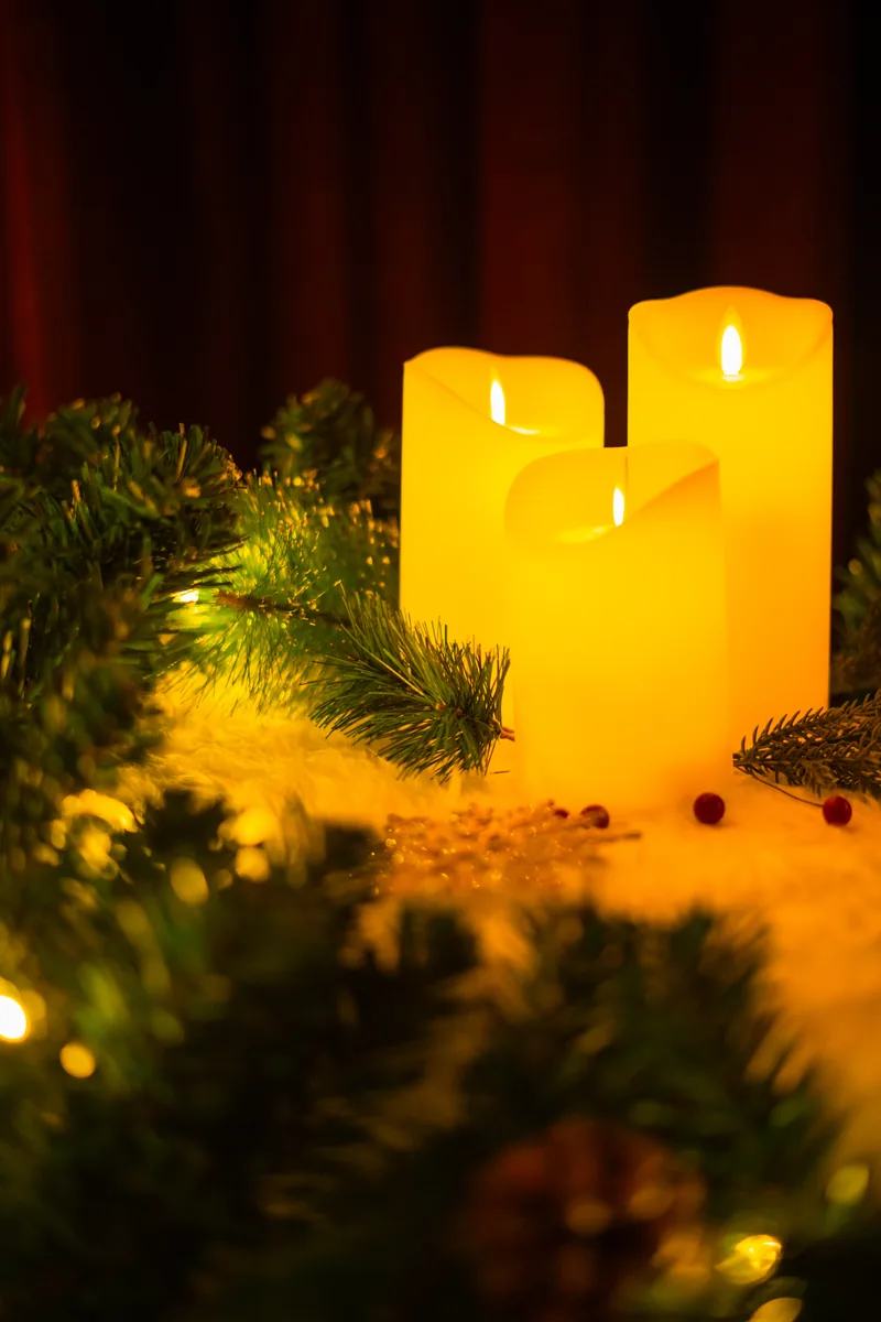 Candlelightのクリスマス公演の飾り付け。もみの木の枝と3本のLEDキャンドル