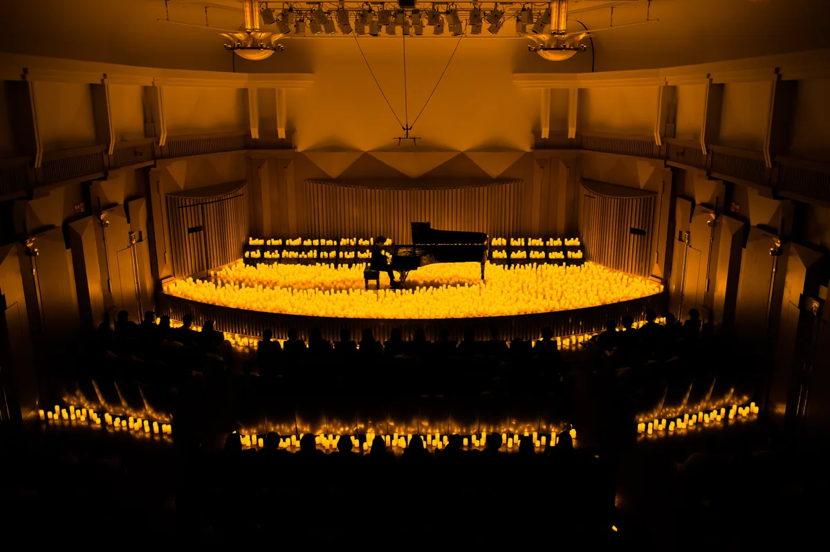 東京・王子ホールでのCandlelightコンサート。ステージ一面に並んだLEDキャンドルの中でピアノを演奏している