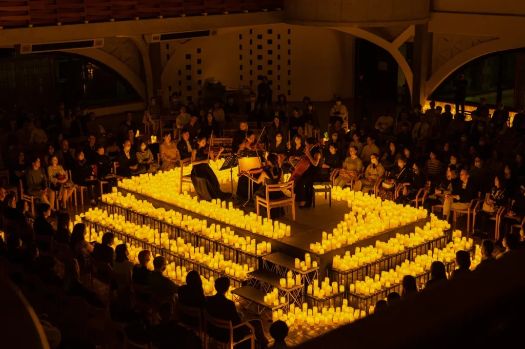 東京・淀橋教会でのCandlelightコンサート。たくさんのLEDキャンドルに囲まれた弦楽四重奏を客席が取り囲んでいる