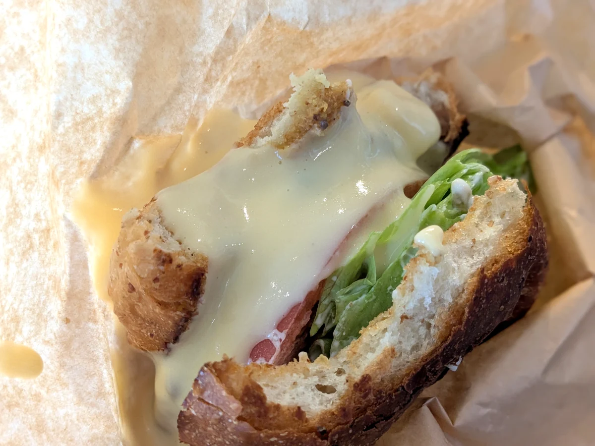 食べている途中でたっぷりかけてもらったCHEDDARの無料のチーズソース