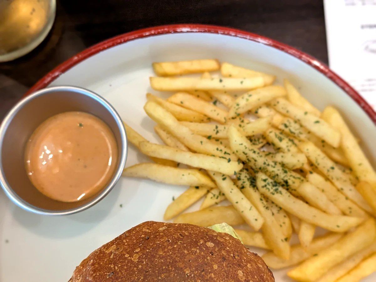 CHEDDARのハンバーガーに付くフレンチフライと特製ソース