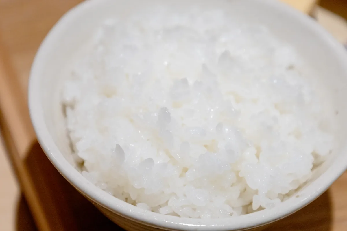 茶碗に盛られた、土鍋で炊いたつやのあるごはん