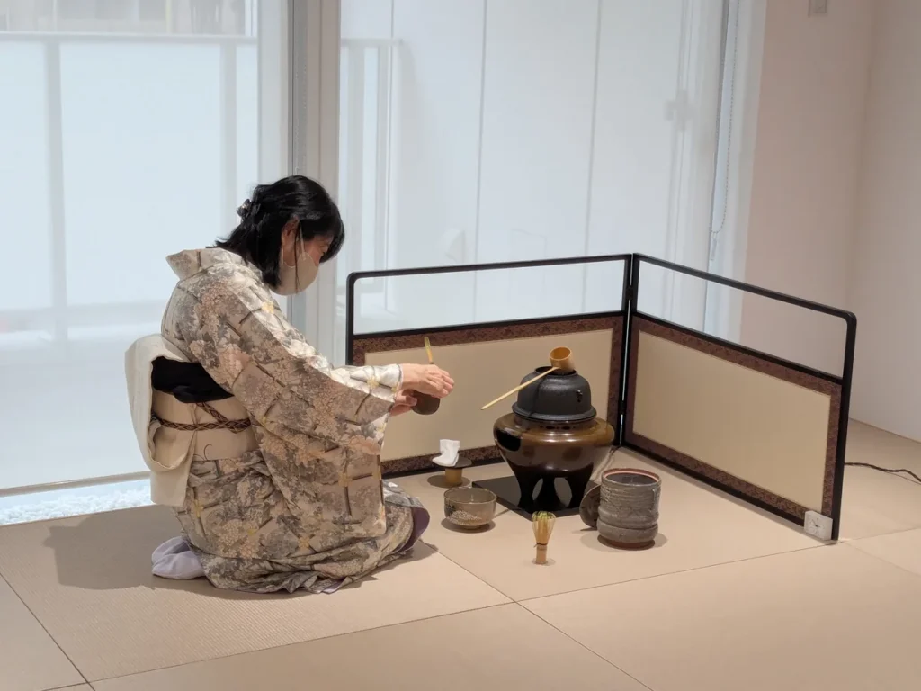 ダイバーシティ文化祭で茶道体験の講師を務める表千家講師の鈴木貴子さんが、風炉の前で茶を点てる様子