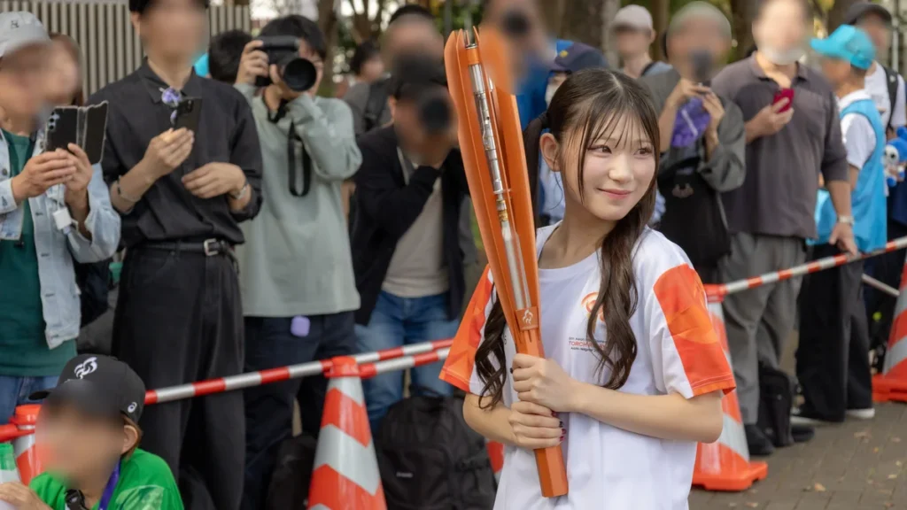 アジアパラ聖火リレー白川公園、聖火トーチを持つSKE48の河村優愛さん