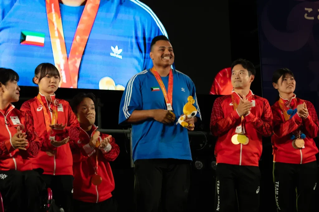 アスリートセレブレーションのステージに立つクウェートのファイサル・ソルール選手と日本の選手たち
