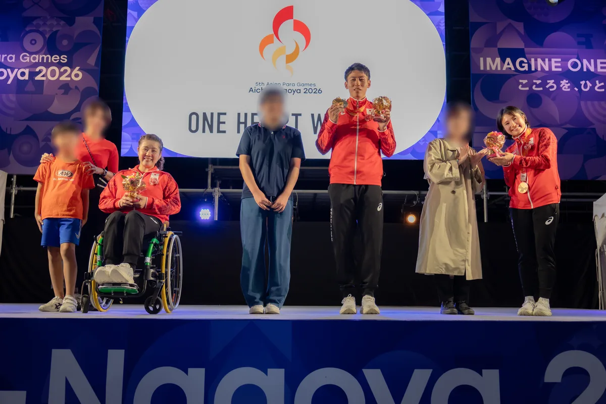 フラワーエスコートから花束を受け取る辻尾玲奈選手、福永凌太選手、加藤茜選手