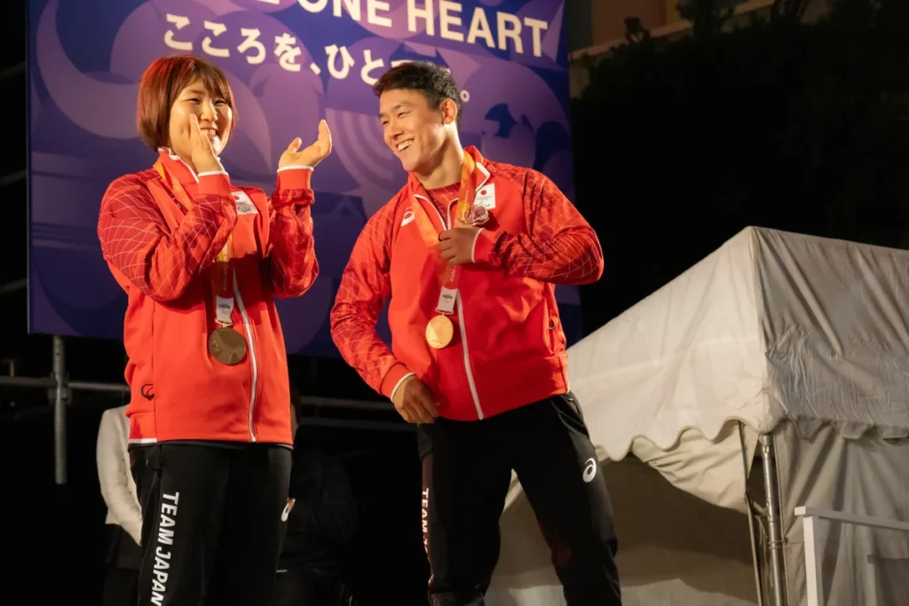 ONE HEART WORLDのステージで拍手する藤原由衣選手と櫻井徹也選手