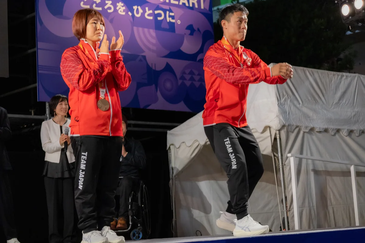 ステージで拍手する藤原由衣選手と櫻井徹也選手