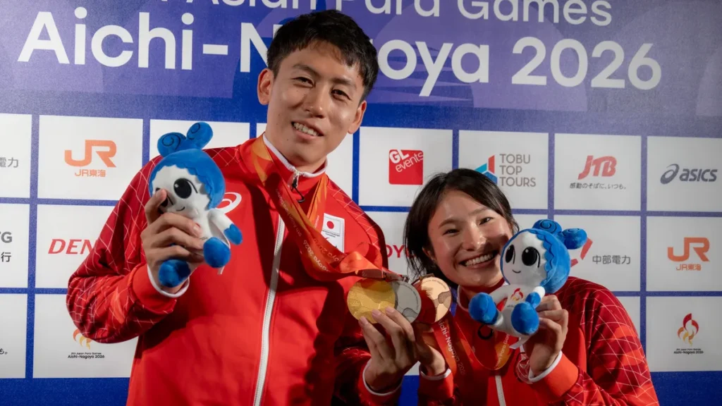 パラ陸上の福永凌太選手と加藤茜選手。メダルとウズミンのぬいぐるみを手にミックスゾーンで