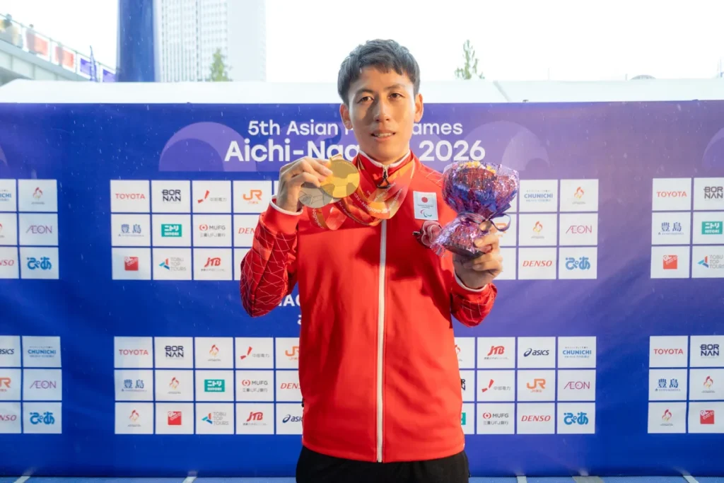 金1・銀2のメダルを下げて花束を持つ福永凌太選手
