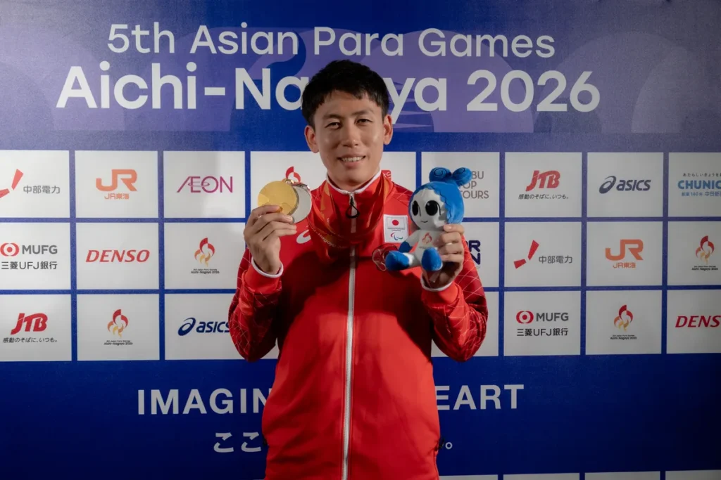 金メダルとウズミンのぬいぐるみを手にする福永凌太選手