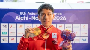 パラ陸上の福永凌太選手。3つのメダルと花束を手に