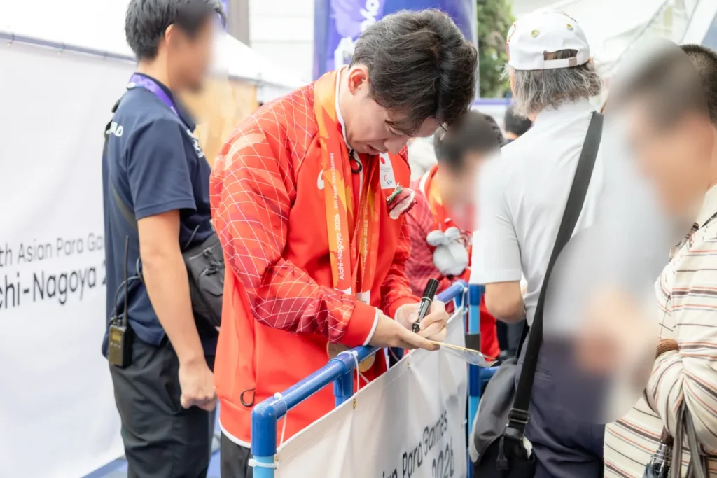 ステージのあとにファンにサインをする福永凌太選手