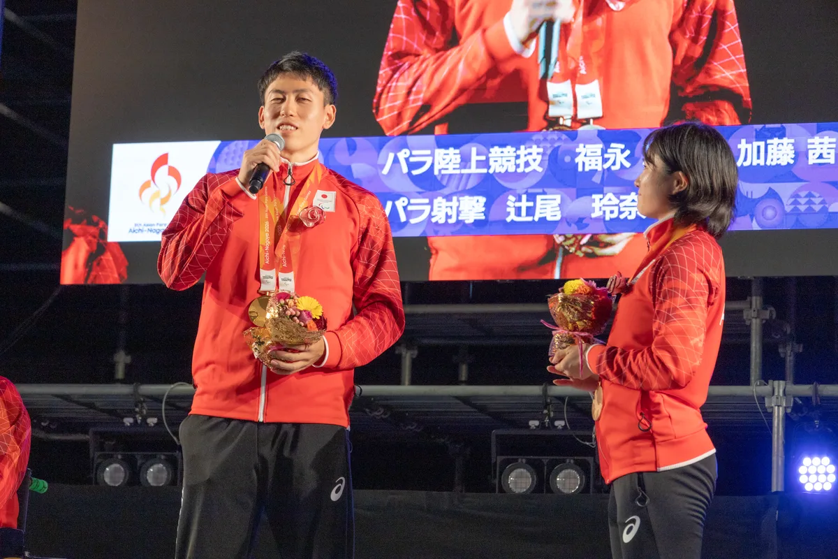 マイクを持って話す福永凌太選手。右は加藤茜選手