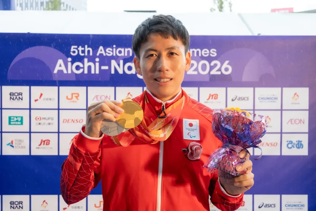 ミックスゾーンで3つのメダルと花束を手にするパラ陸上の福永凌太選手