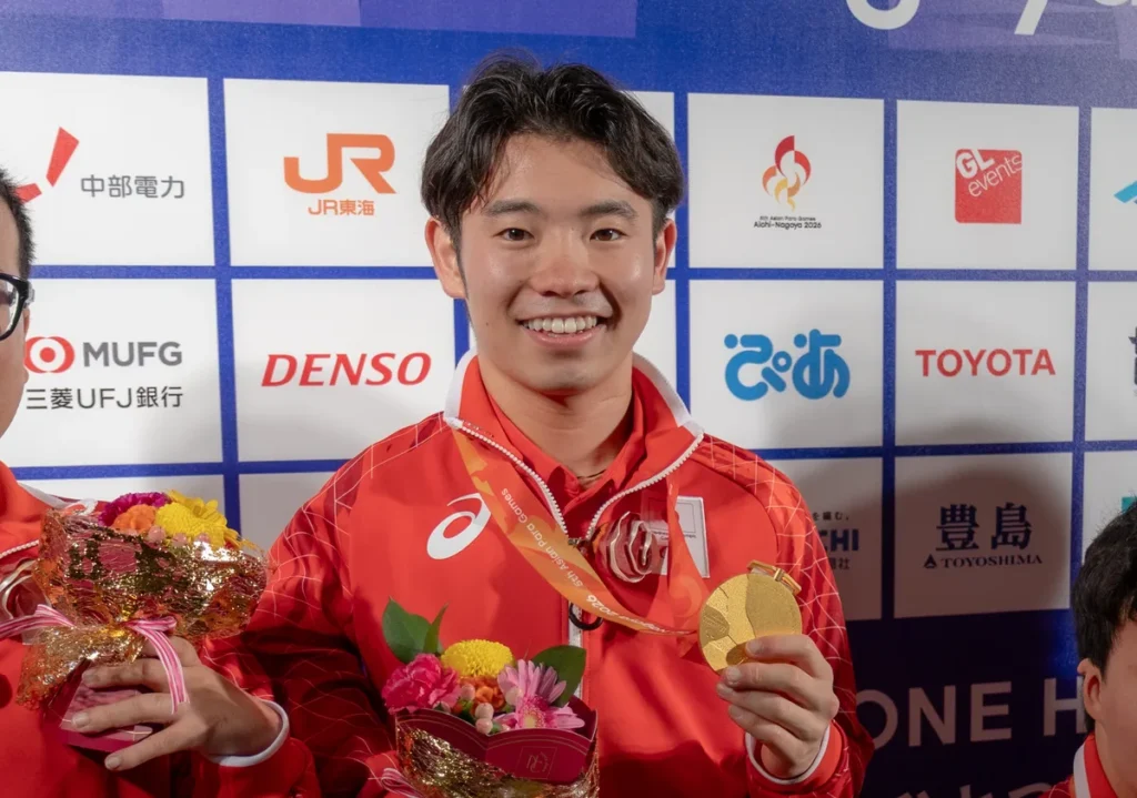 金メダルと花束を手にする舟山真弘選手