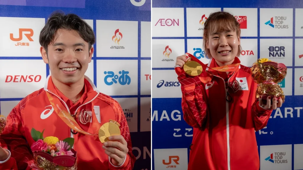 パラ卓球の金メダリスト、舟山真弘選手（左）と山口美也選手。金メダルを手にミックスゾーンで