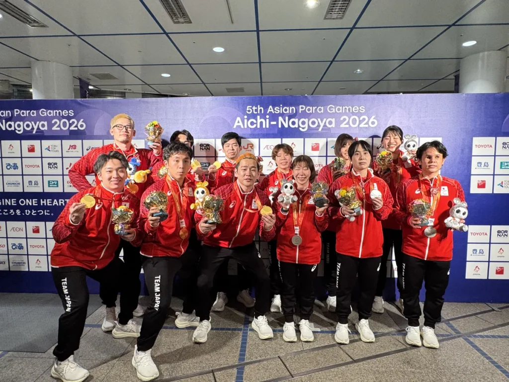 メダルと花束を手に並ぶゴールボール男子・女子の日本代表