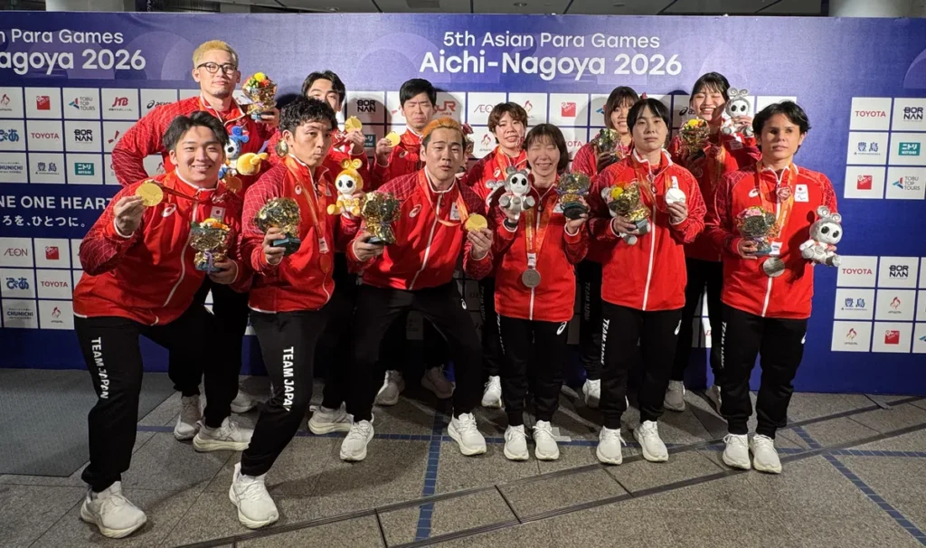 メダルを手にポーズを取るゴールボール男子・女子の日本代表