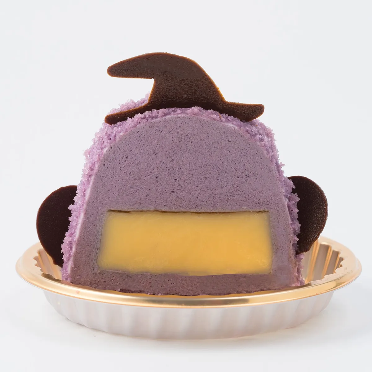 ハロウィンぴよりんの断面。紫色のブルーベリー風味ババロアの中に名古屋コーチン卵のプリン