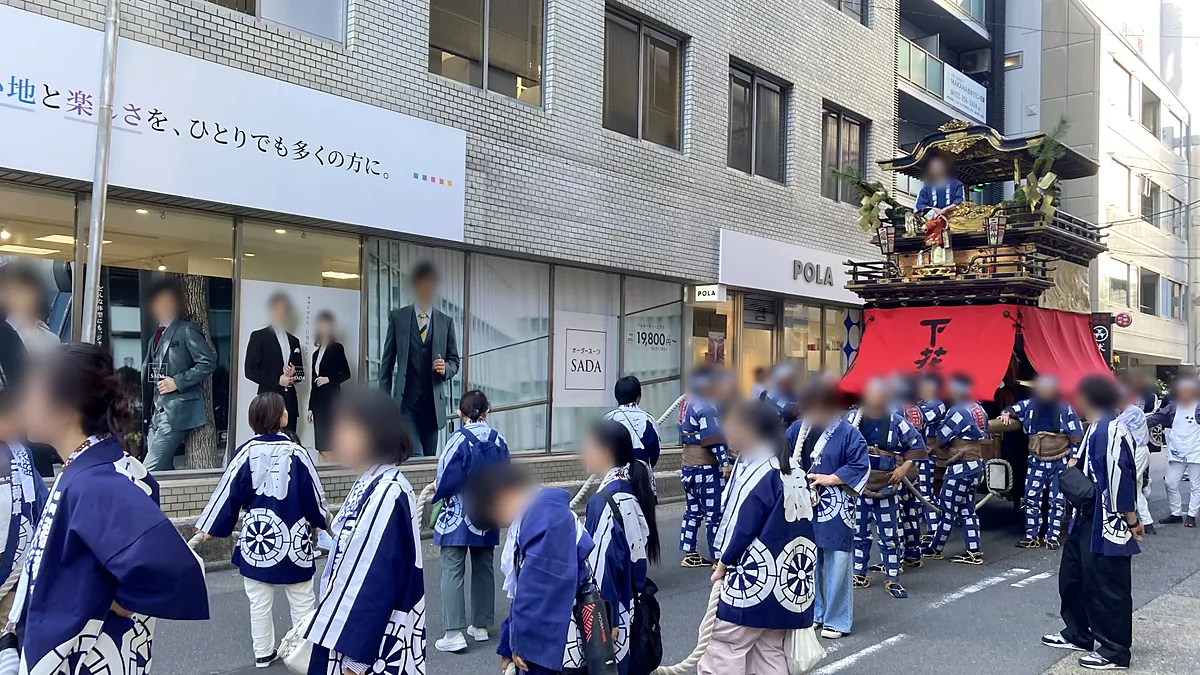 二福神車のまわりを歩く法被姿の人たち(花車神明社祭)