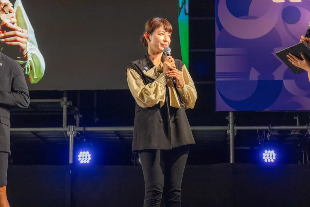 ONE HEART WORLDのステージで話すスポーツキャスターの平井理央さん