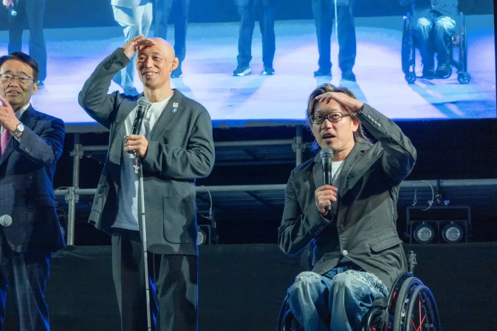 手をかざして客席を見渡す廣瀬誠さんと池崎大輔さん