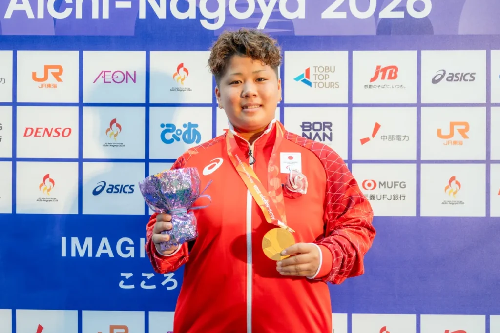 ミックスゾーンで金メダルと花束を手にするパラ陸上の堀玲那選手