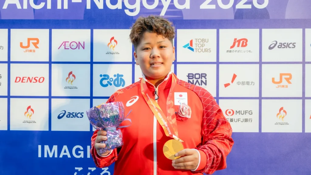 パラ陸上の堀玲那選手。金メダルと花束を手に