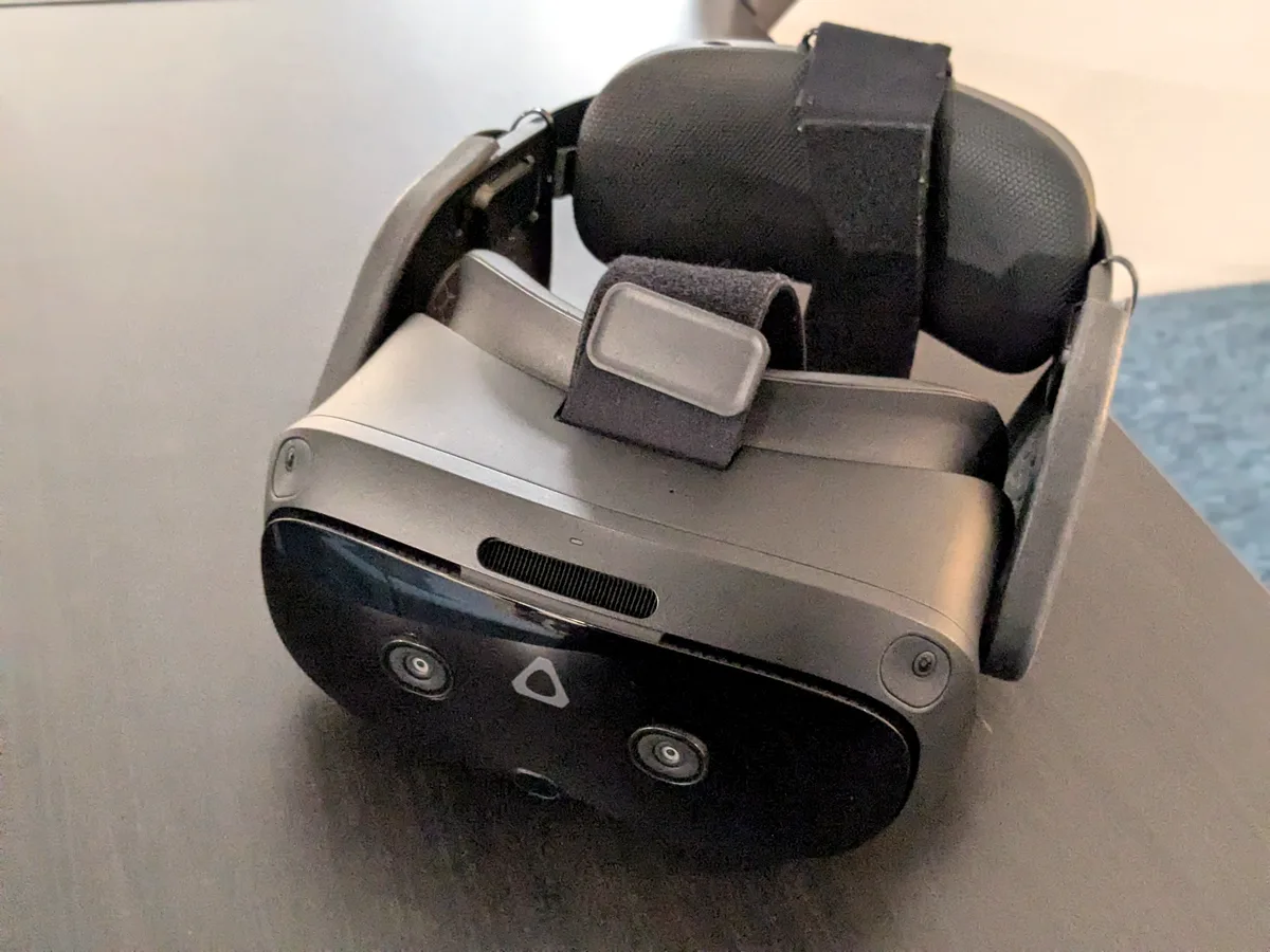 体験で使うVRヘッドセット。正面に場内を認識するカメラが付いている