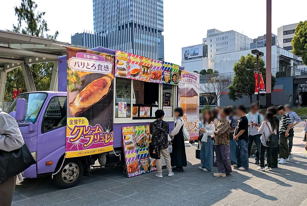 芋フェスに出店した「ほっこり芋」の紫色のキッチンカーと行列