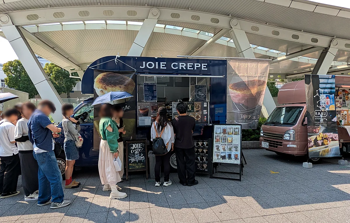 芋フェスのJOIE CREPEのキッチンカーと、さつまいものブリュレクレープを待つ列