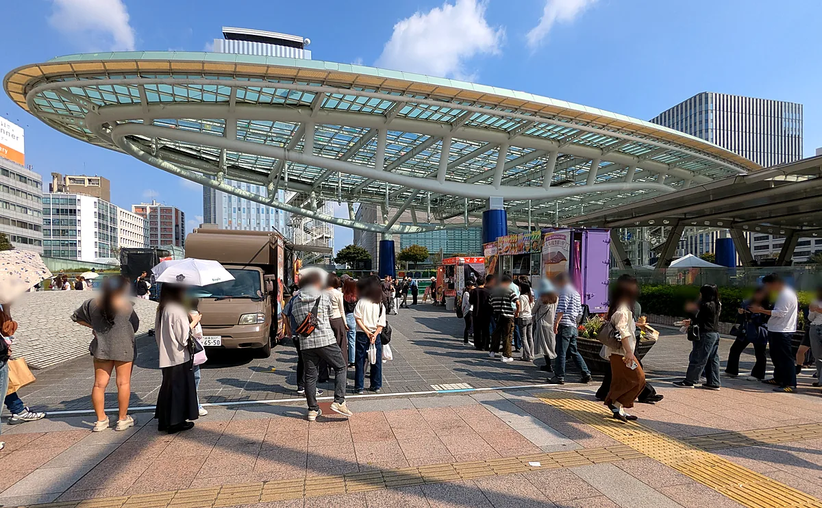 オアシス21の大屋根「水の宇宙船」のまわりに並ぶ芋フェスのキッチンカーと行列