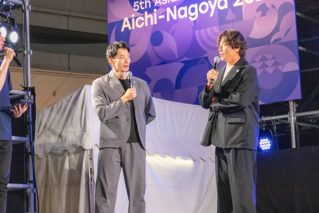 ONE HEART WORLDのステージで話す入江陵介さん。隣は大畑大介さん
