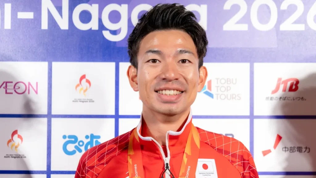 パラ陸上の石田駆選手。銀メダルを掛けて