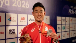 パラ陸上の井谷俊介選手。銀メダルと花束を手にミックスゾーンで