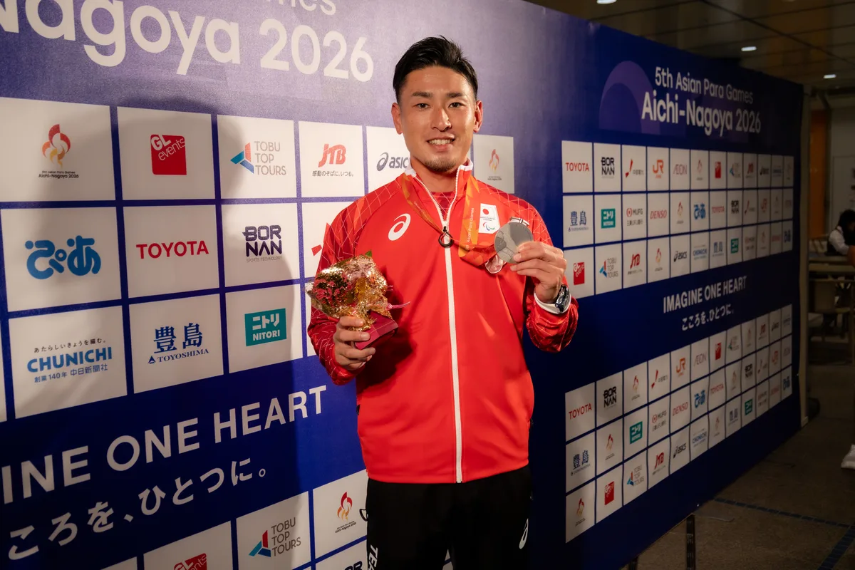 ミックスゾーンで銀メダルを手に掲げる井谷俊介選手