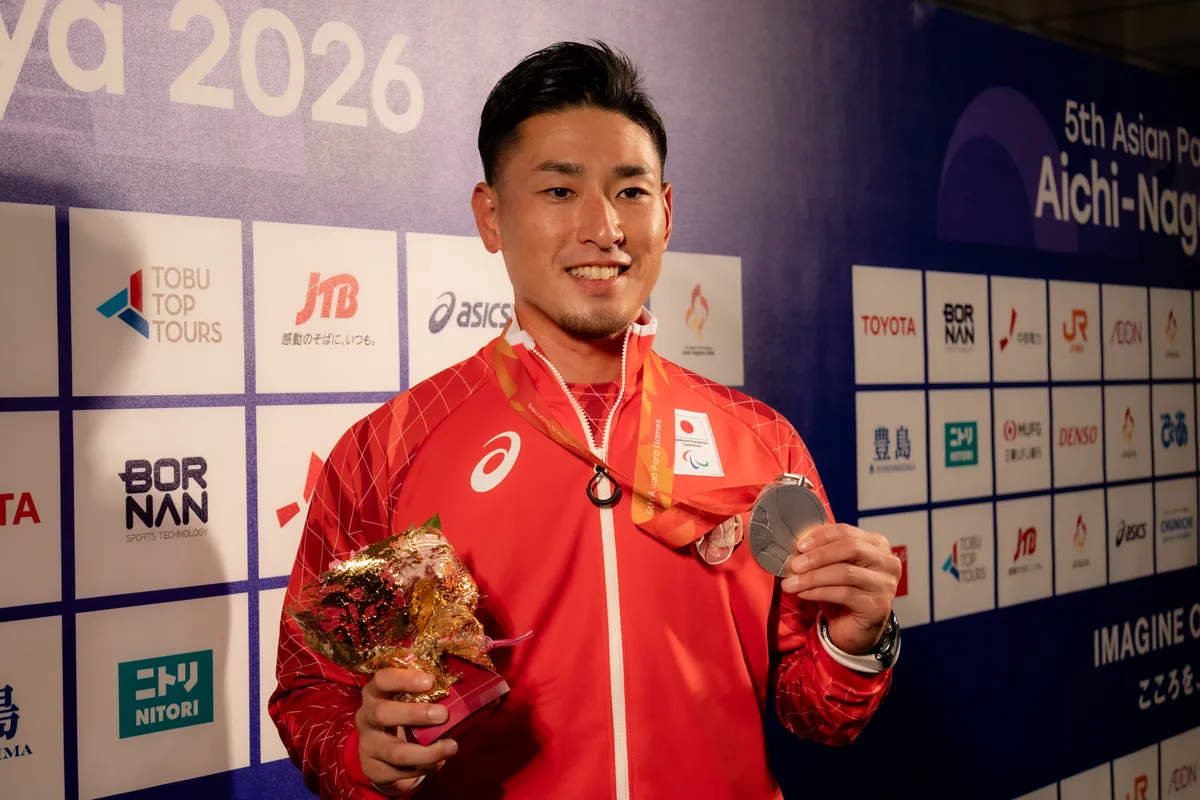 ミックスゾーンで花束と銀メダルを手にする井谷俊介選手