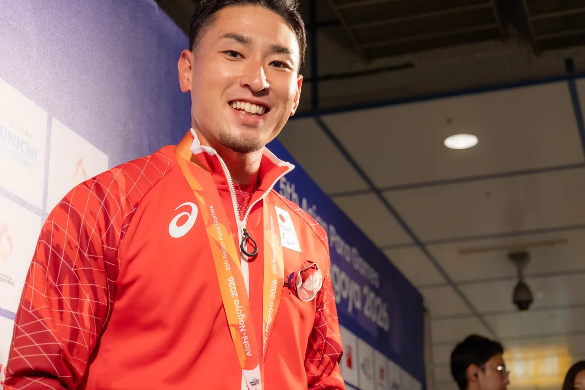 ミックスゾーンで笑顔を見せる井谷俊介選手
