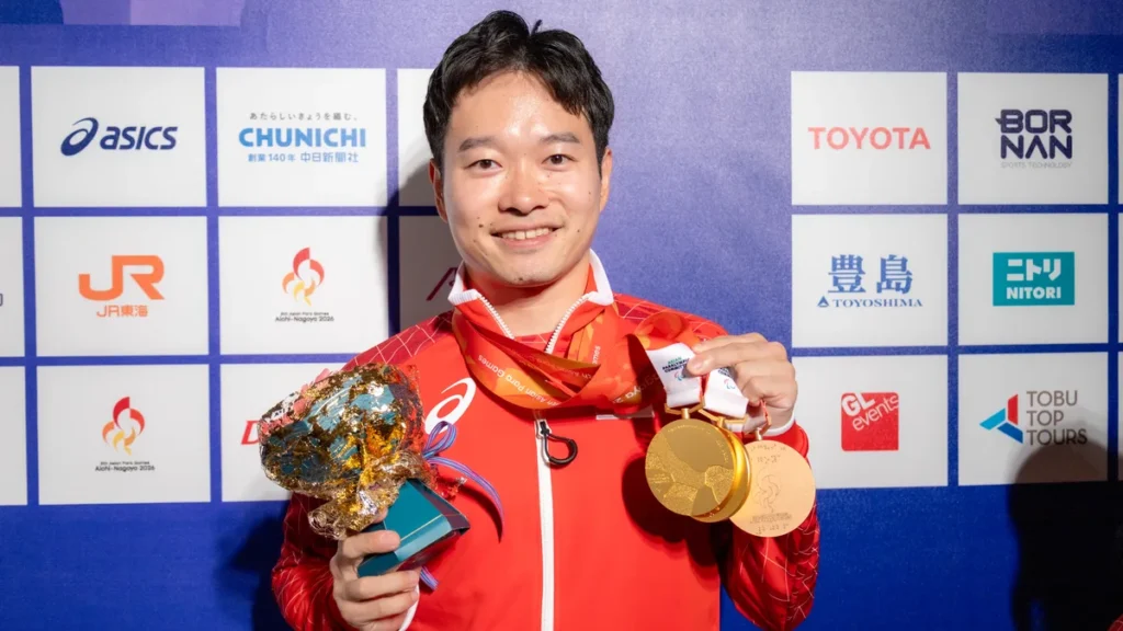 パラ卓球の岩渕幸洋選手。2つの金メダルと花束を手に