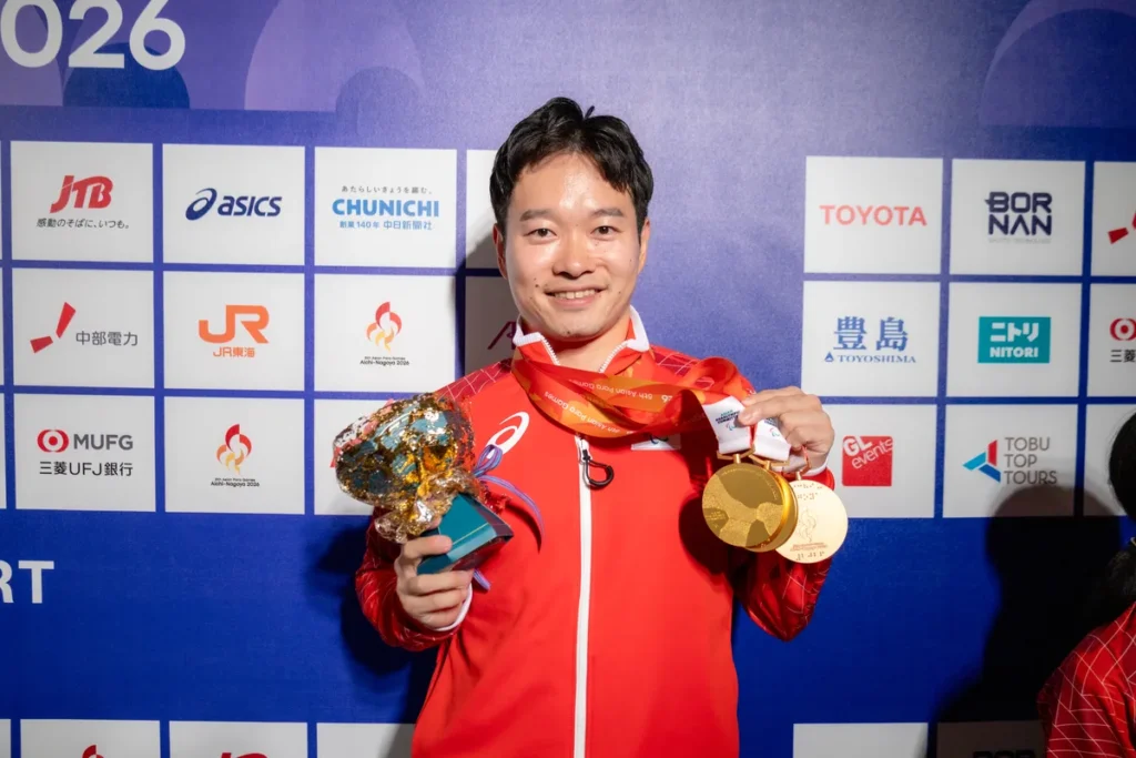 金メダルと花束を手に笑顔を見せる岩渕幸洋選手