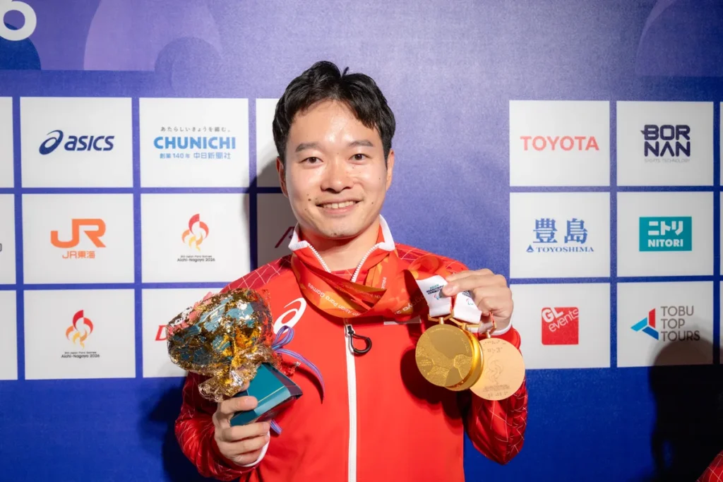 ミックスゾーンで2つの金メダルと花束を手にするパラ卓球の岩渕幸洋選手