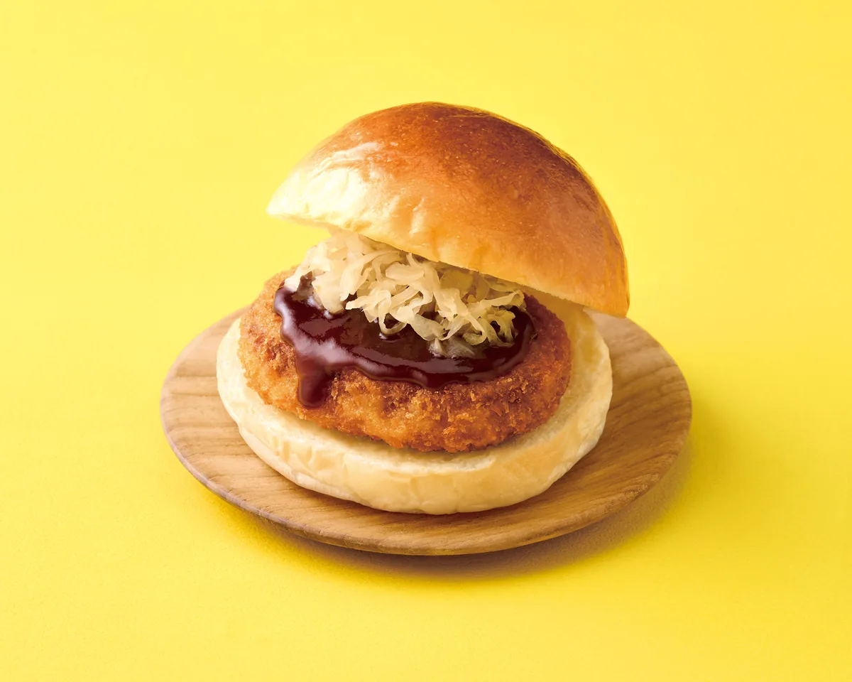 BANKAKU KITCHENの新作「海老グルメコロッケバーガー」。海老のうまみをきかせたコロッケとザワークラウトをはさんだバーガー