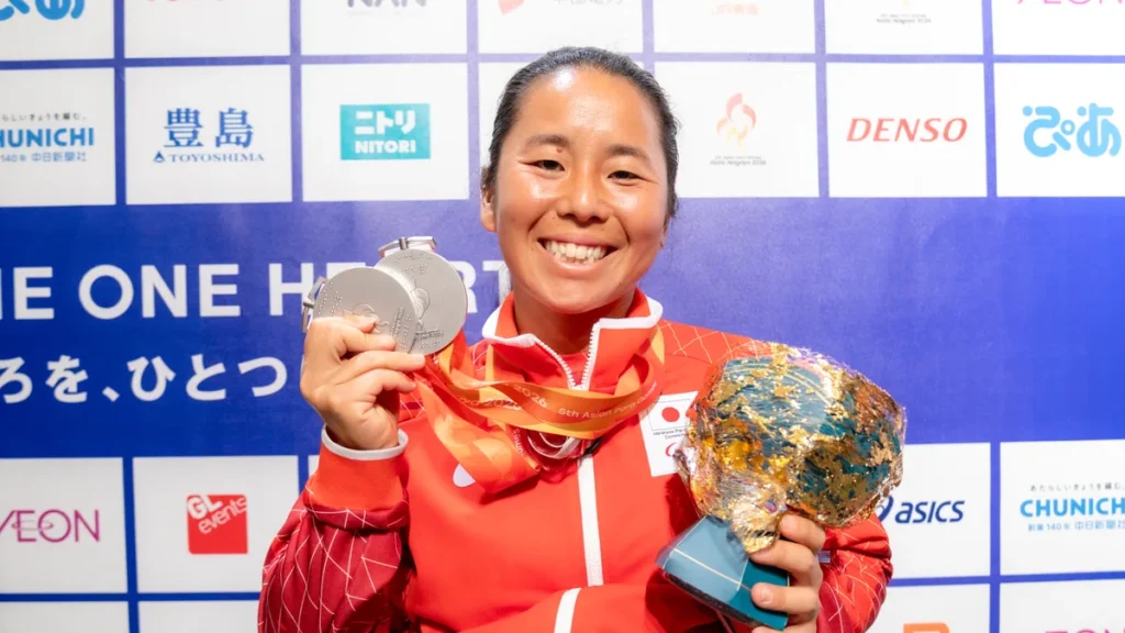 車いすテニスの上地結衣選手。銀メダルと花束を手に