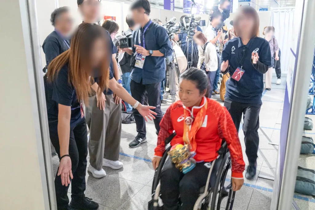 取材を終えてミックスゾーンを出ていく車いすテニスの上地結衣選手