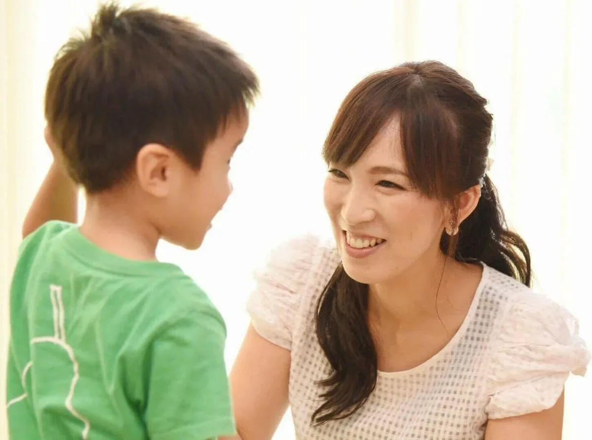 子どもと笑顔で向き合う上条厚子さん